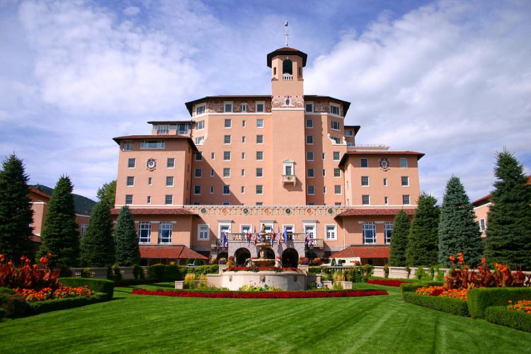 Broadmoor hotel grounds for wedding photo for affordable wedding photographer colorado springs