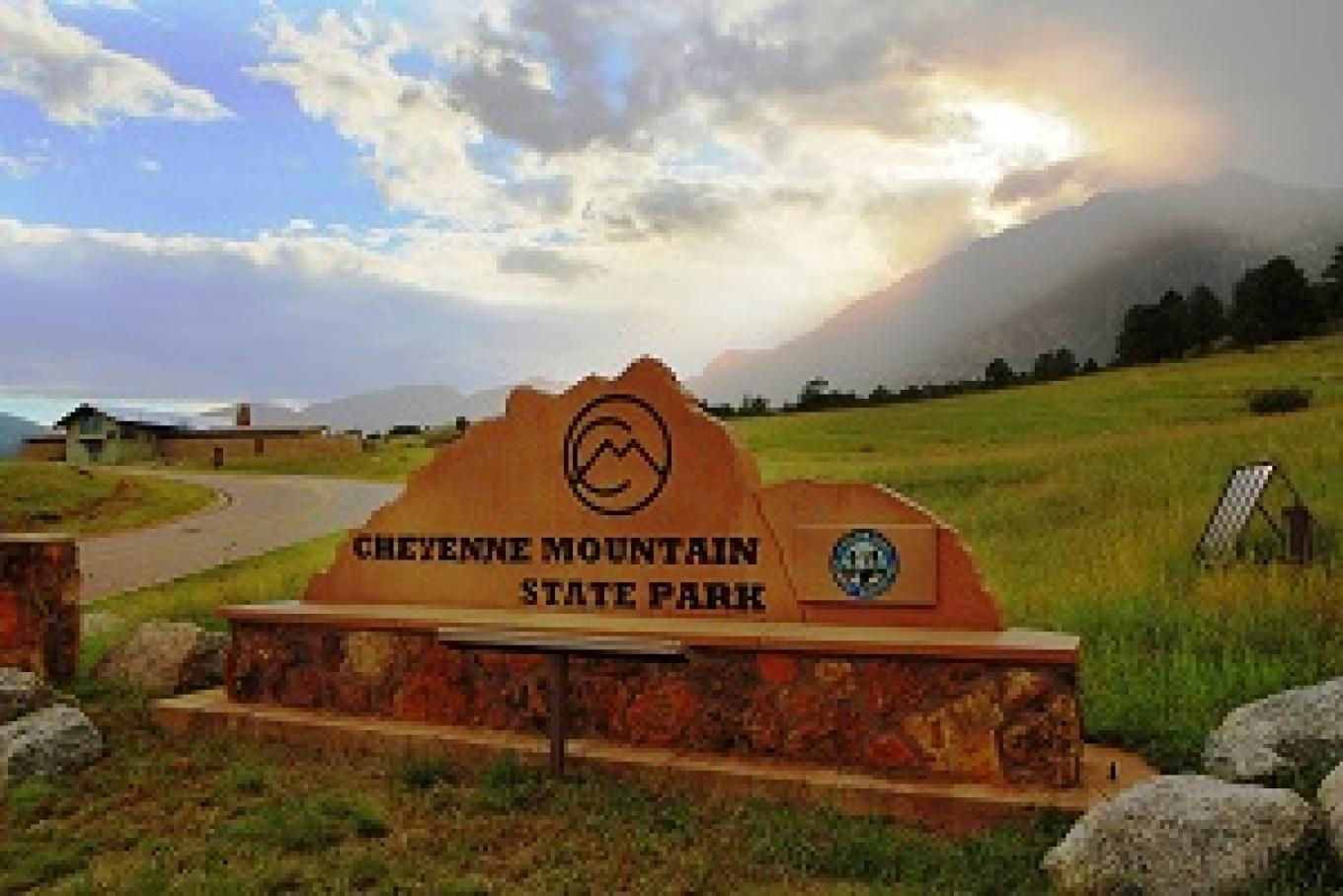 Cheyenne moutnain state partk for wedding photo for affordable wedding photographer colorado springs