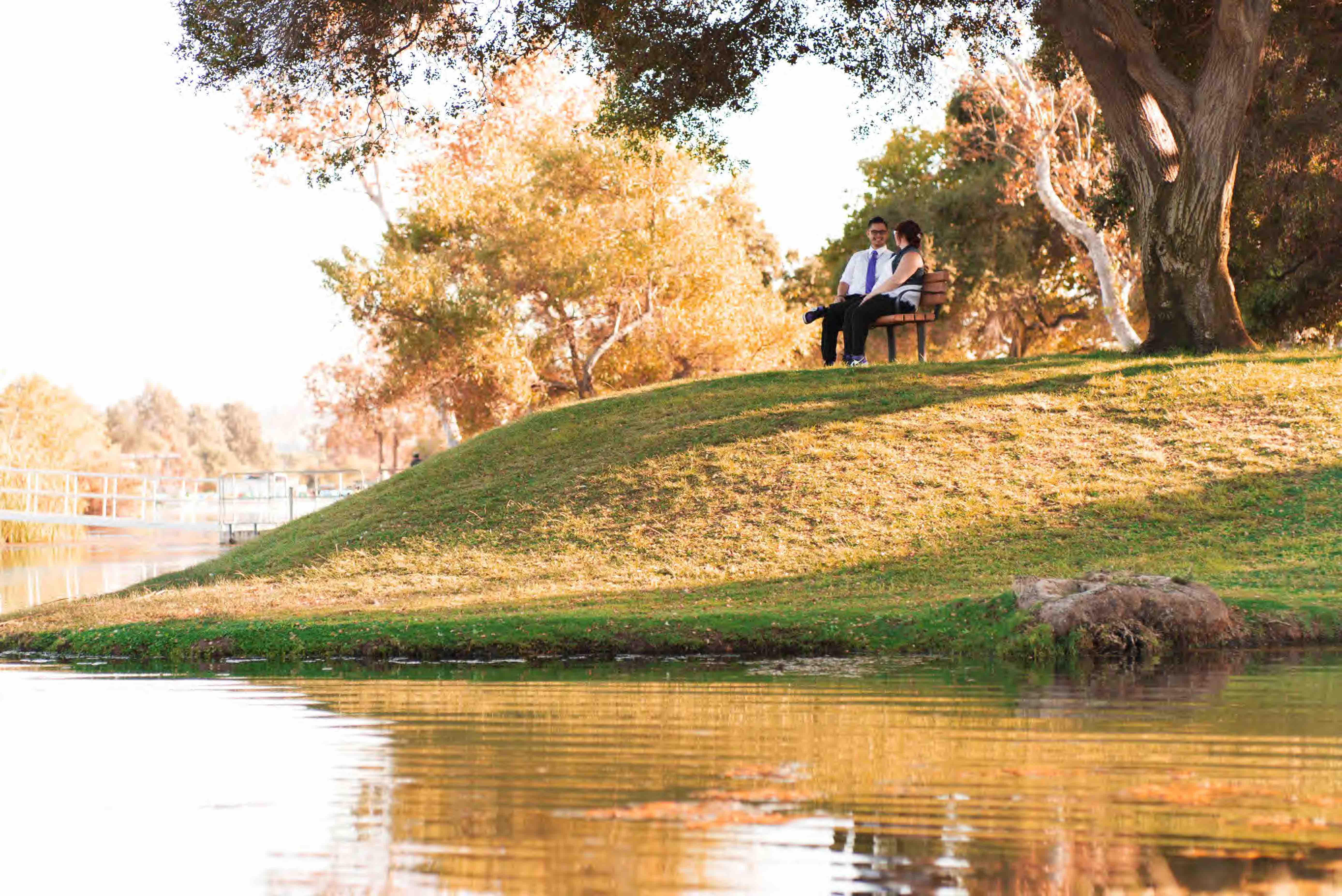 colorado springs affordable wedding photogarphy of bride and groom by lake